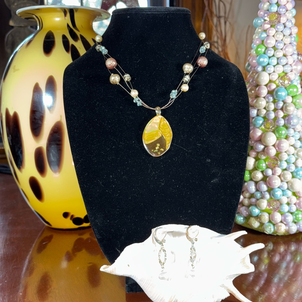 Nwot Sahara Jasper Pendant On Necklace 20”. Genuine Pearl Drop Earrings.